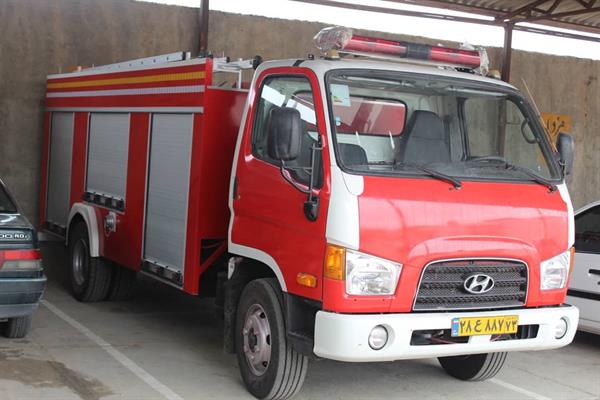 خودروی آتش نشانی هیوندای نیمه سنگین شهرداری نی ریز رسید.
